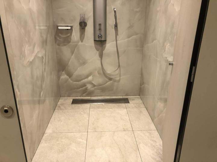 Cabine de douche individuelle carrelée et équipée, Yvelines