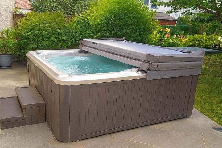 Spa d'extérieur avec un lève-couverture, Yvelines