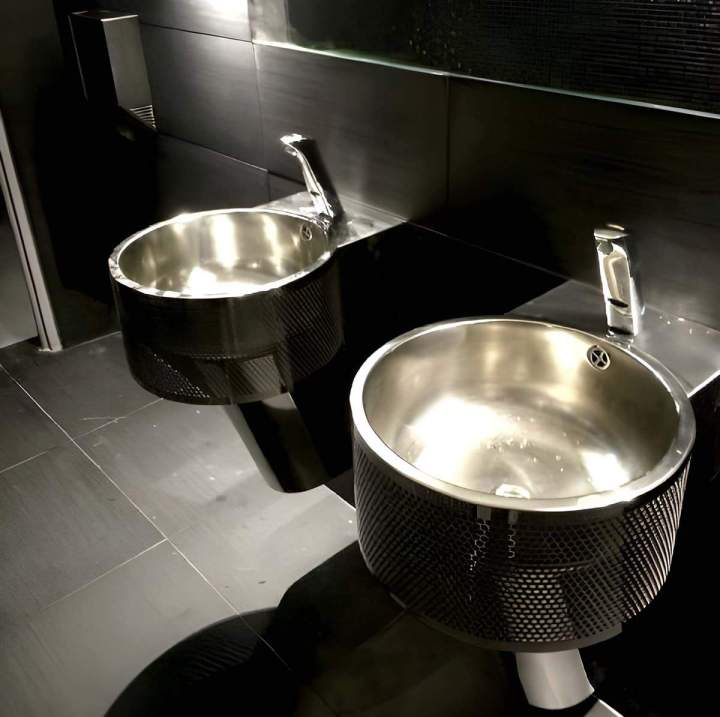 Lavabos muraux ronds en acier inoxydable perforé, Yvelines