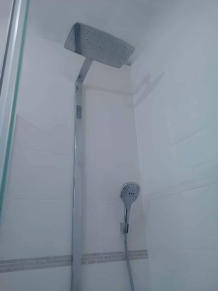 Pomme de douche carrée fixe avec une douchette à main séparée, Yvelines