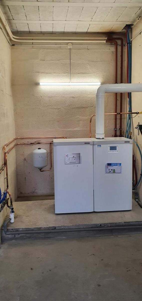 Chaudière gaz à condensation Frisquet Prestige avec ballon d'eau chaude sanitaire UPEC 120L, Yvelines