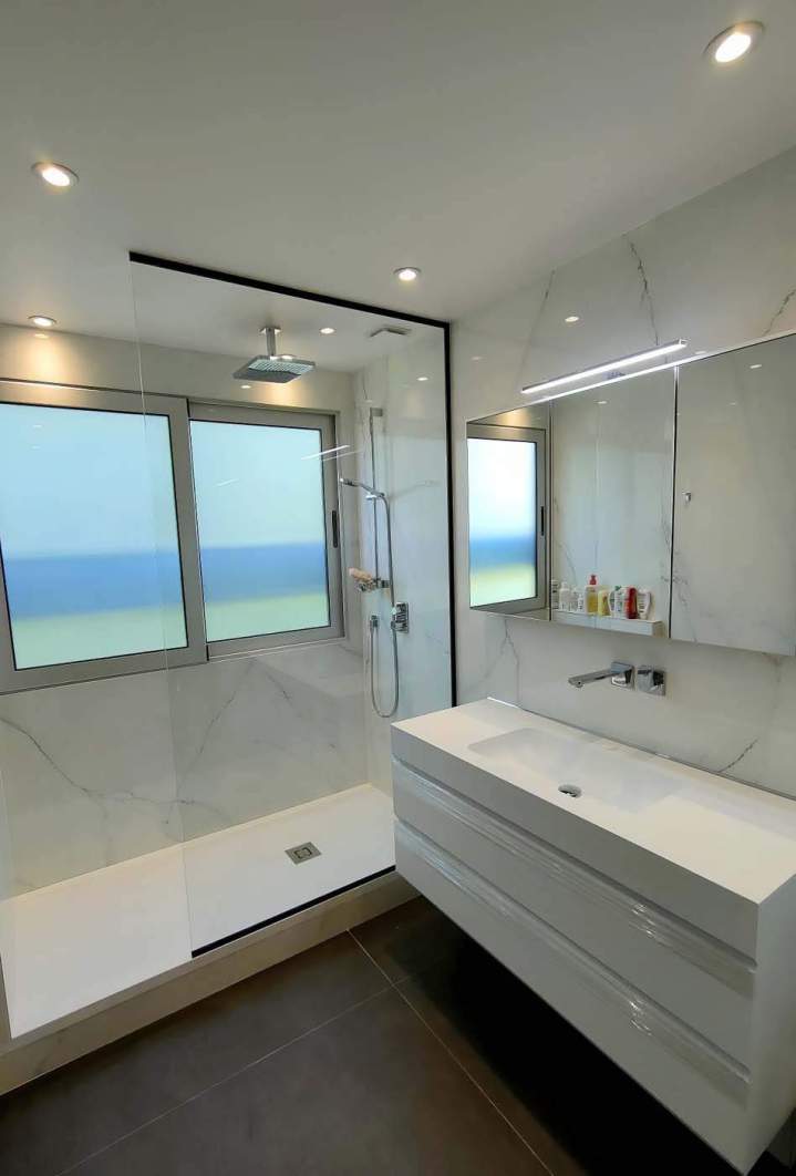 Espace bain avec une douche à l'italienne et un grand meuble-lavabo double vasque, Yvelines