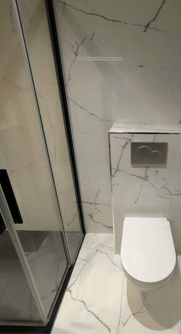 Toilette murale avec un réservoir encastré et une chasse d'eau à double bouton, Yvelines