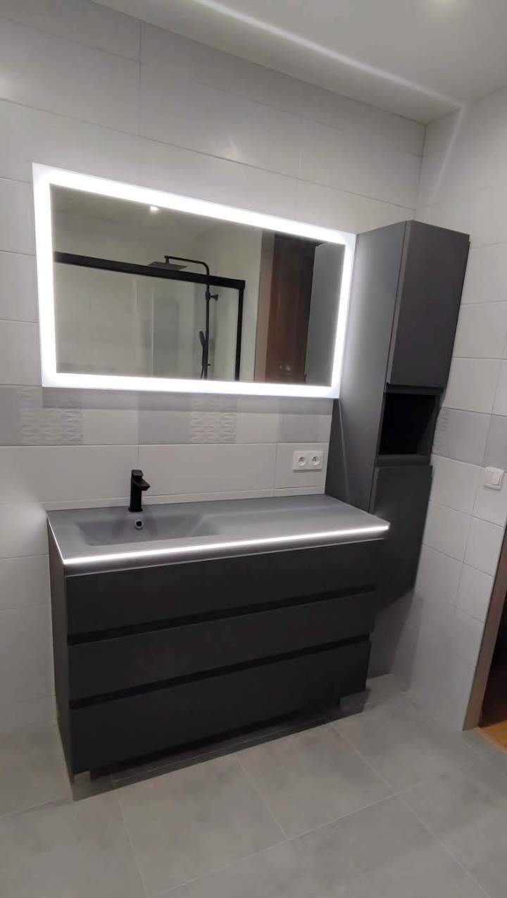Meuble-lavabo de salle de bains gris anthracite avec un miroir éclairé et une colonne de rangement assortie, Yvelines