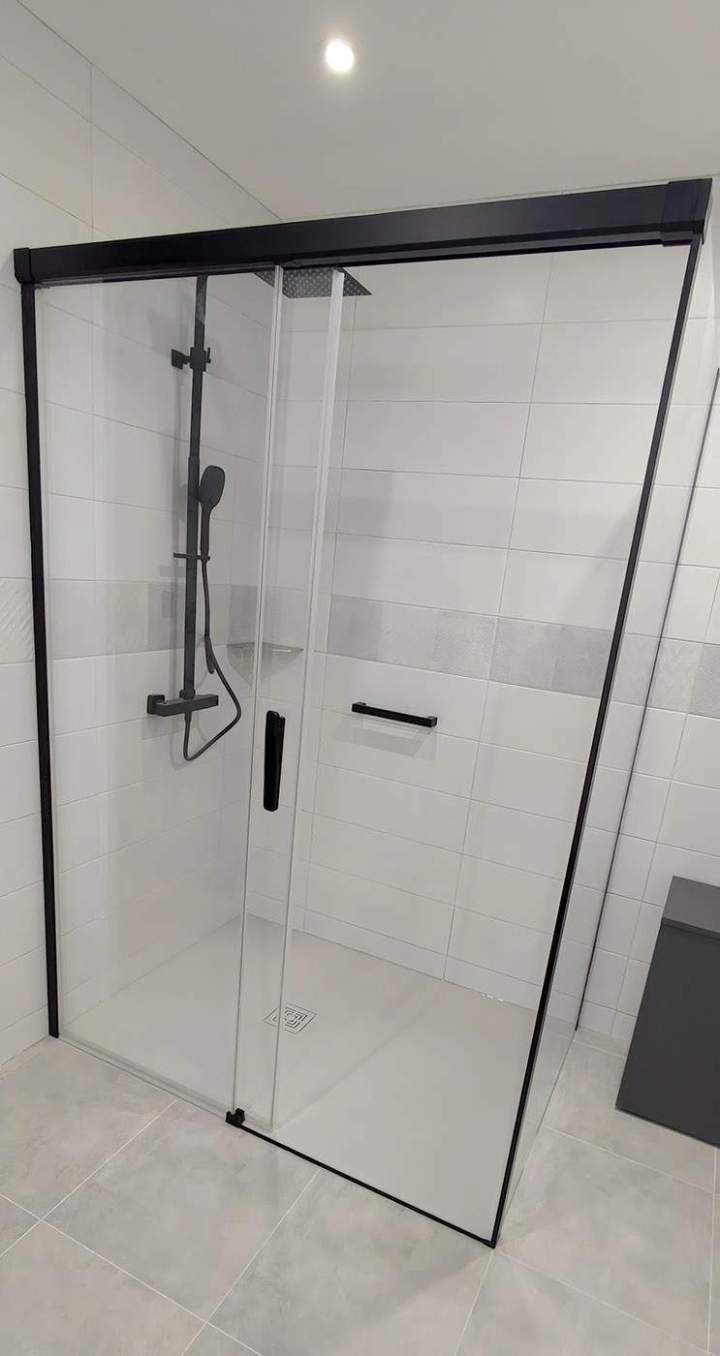 Cabine de douche avec une porte coulissante en verre trempé et des profilés noirs mats, Yvelines