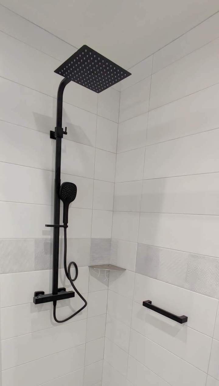 Colonne de douche noire mate avec pomme de tête carrée et douchette à main, Yvelines