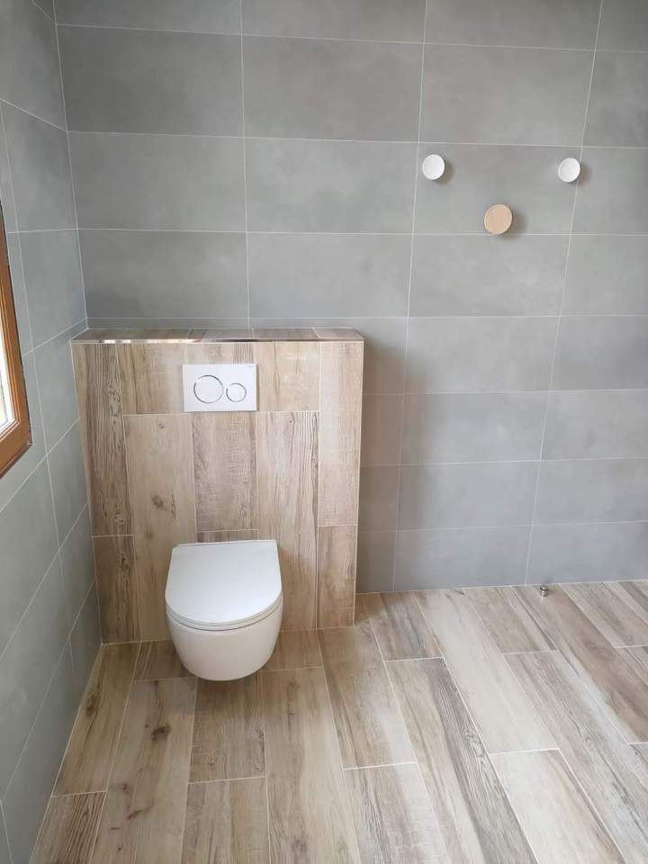 Toilette murale suspendue dans une salle de bains carrelée, Yvelines