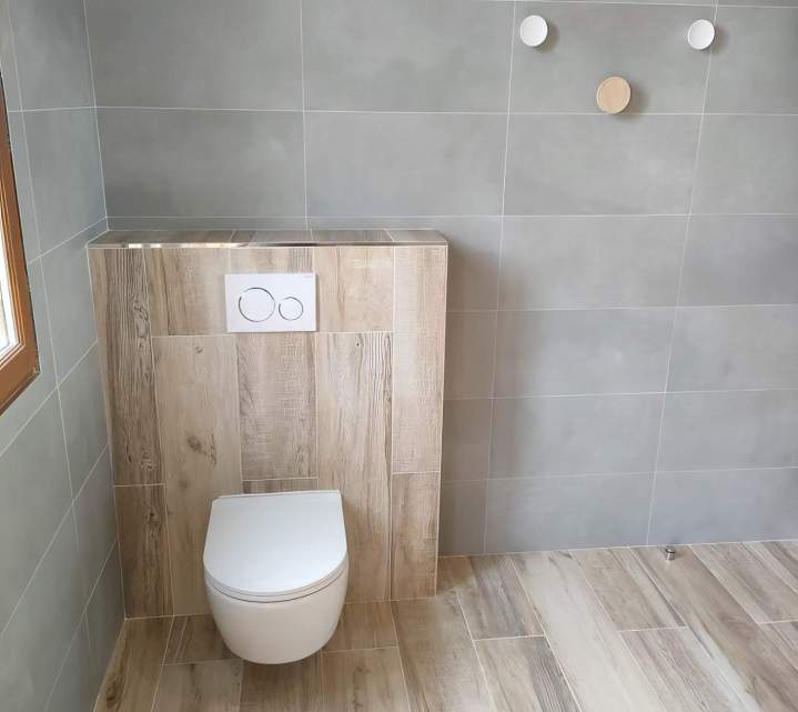 Toilette murale en céramique, Yvelines