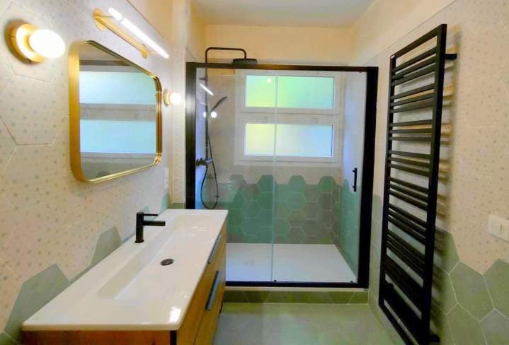 Nous posons avec soin les sanitaires : baignoires, vasques, lavabos…