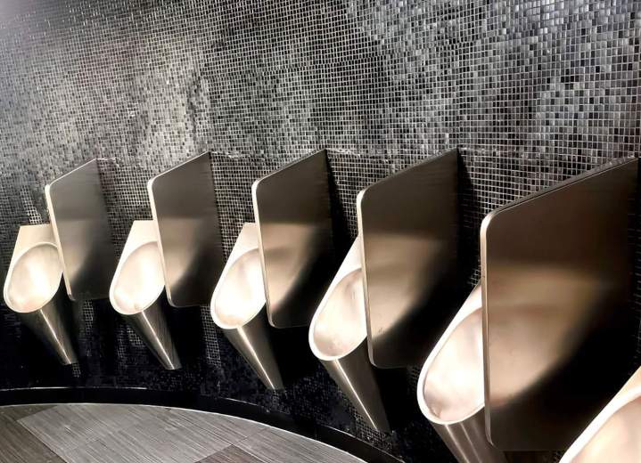 Urinoirs en acier inoxydable installés dans des toilettes publiques, Yvelines